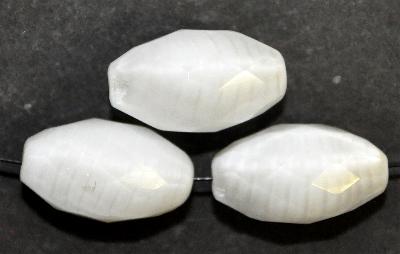 Glasperlen Oliven facettiert, 
 Perlettglas weiß, 
 hergestellt in Gablonz / Böhmen 