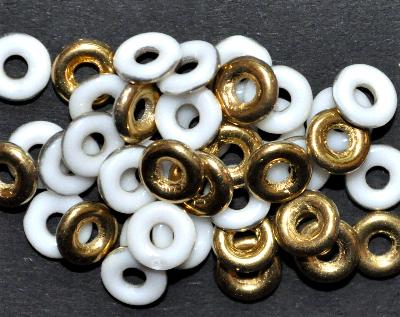 Glasperlen Ringe, Spacer,
 weiß eine Seite mit gold Veredelung,
 hergestellt in Gablonz / Tschechien
