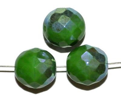 facettierte Glasperlen
 grün opak mit AB,
 in Gablonz/Böhmen hergestellt, 