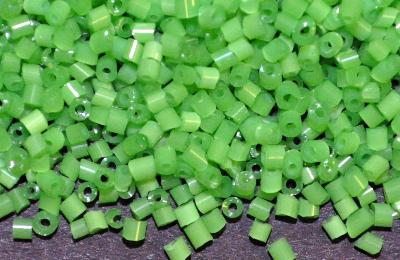 Schnittperlen aus 
 Satinglas grün, 
 hergestellt von Ornella Preciosa Tschechien,