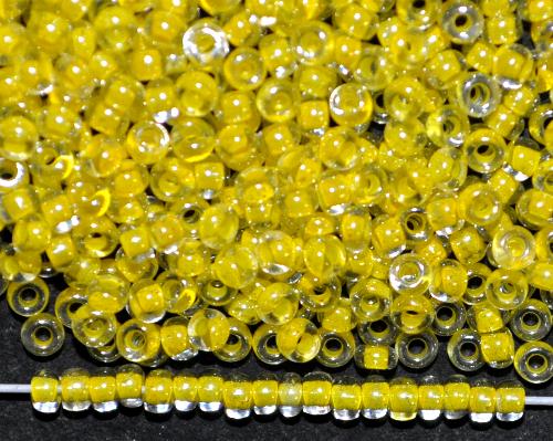 Rocailles von Preciosa Ornella, 
 kristall mit Farbeinzug gelb und lüster, 
 hergestellt in Gablonz / Tschechien