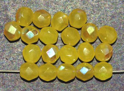 facettierte Glasperlen,
 alabaster gelb (greasy yellow) mit AB,
 hergestellt in Gablonz / Tschechien