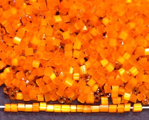 Glasperlen aus 
 Satinglas orange, 
 hergestellt von Ornella Preciosa Tschechien
