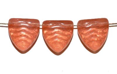 Glasperlen hergestellt in Gablonz / Tschechien,  
 Dreiecke apricot 
 mit eingeprägten Wellenmuster