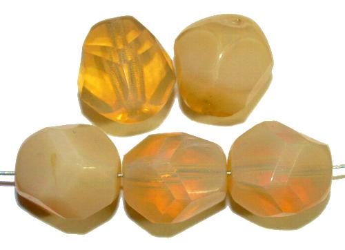 geschliffene Glasperlen
 Opalglas beige,
 hergestellt in Gablonz / Tschechien 