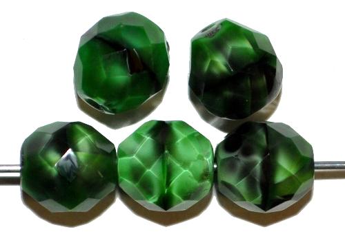 facettierte Glasperlen 
 Perlettglas grün, 
 hergestellt in Gablonz / Tschechien