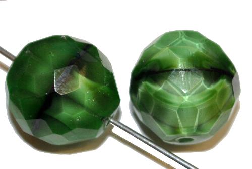 facettierte Glasperlen, 
 Perlettglas grün, 
 hergestellt in Gablonz / Tschechien