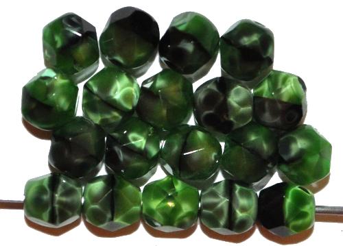 facettierte Glasperlen, 
 Perlettglas grün, 
 hergestellt in Gablonz / Tschechien