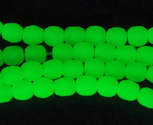 facettierte Glasperlen
 Uranglas grün transp. matt,
 hergestellt in Gablonz Tschechien