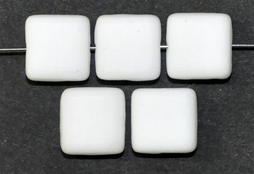 Glasperlen Quadrate
 weiß mattiert,
 hergestellt in Gablonz / Tschechien