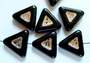 Glasperlen Dreiecke
 schwarz mit Goldauflage,
 hergestellt in Gablonz / Tschechien