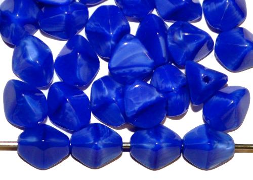 Glasperlen Pinchbeads 
 Dreieckform 
 blau opak, 
 hergestellt in Gablonz / Tschechien
