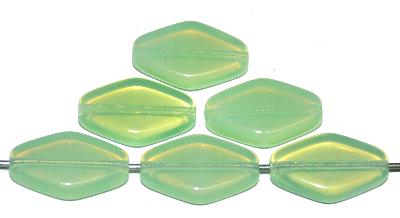 Glasperlen rautenform,
 Opalglas grüngelb,
 hergestellt in Gablonz / Tschechien