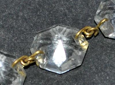 geschliffener kristall Lüsterbehang,
 goldfarben gekettelt, 
 um 1960 in Gablonz/Böhmen hergestellt