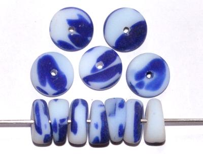 Glasperlen / Kakamba Beads,
 weiß blau opak,
 in den 1920/30 Jahren in Gablonz/Böhmen,
 für den Afrikahandel hergestellt
