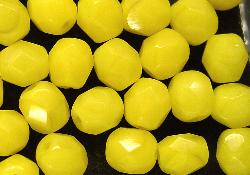 facettierte Glasperlen
 gelb opak,
 hergestellt in Gablonz / Tschechien