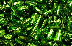 Glasperlen / Stiftperlen getwistet, grün mit Silbereinzug, 
 von Preciosa Ornella Tschechien hergestellt,