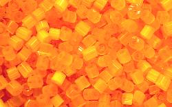 Glasperlen aus
 Satinglas orange,
 hergestellt von Ornella Preciosa Tschechien,