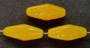 Glasperlen
 Doppelpyramide gelb meliert
 mit eingeprägtem Ornament