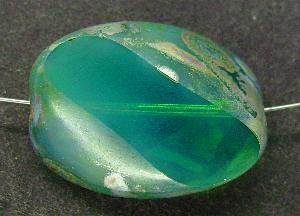 große Glasperle / Table Cut Bead
 geschliffen
 Opalglas grün mit picasso finish,
 hergestellt in Gablonz Tschechien