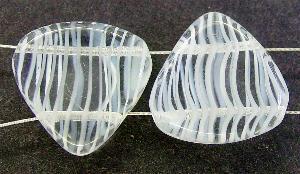Glasperlen mit zwei Löchern
 kristall weiß gestreift,
 hergestellt in Gablonz / Tschechien
