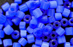 Schnittperlen
 Satinglas blau,
 hergestellt von Ornella Preciosa Tschechien,