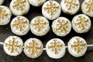 Glasperlen Scheibe
 weiß opak mit eingeprägtem Kreuz und Goldauflage,
 hergestellt in Gablonz / Tschechien