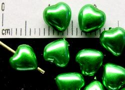 Glasperlen Herzen
 mit Wachsüberzug metallic grün,
 hergestellt in Gablonz / Tschechien