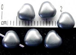 Glasperlen Herzen
 mit Wachsüberzug metallic blaugrau,
 hergestellt in Gablonz / Tschechien