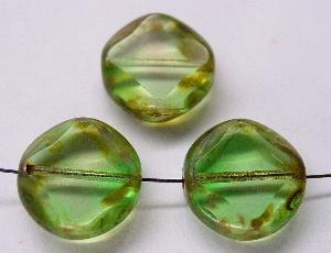 Glasperlen / Table Cut Beads
 geschliffen mit picasso finish
 kristall grün