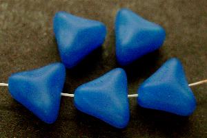Glasperlen Dreiecke
 blau mattiert (frostet)