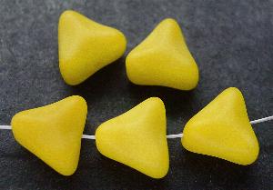 Glasperlen Dreiecke
 gelb mattiert (frostet)