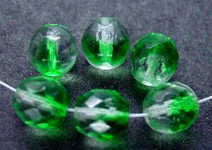 facettierte Glasperlen
 kristall grün,
 hergestellt in Gablonz / Tschechien