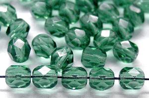 Glasperlen facettiert 
 russisch grün transp., 
 hergestellt in Gablonz / Tschechien 