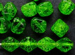 Glasperlen Doppelpyramide vierkantig 
 Crash beads grün transp.,
 hergestellt in Gablonz / Tschechien