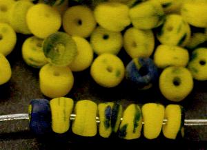 Glasperlen gelb blau
 (Kakamba Beads)
 in den 1920/30 Jahren in Gablonz/Böhmen,
 für den Afrikahandel hergestellt