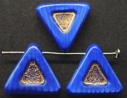 Glasperlen Dreiecke 
 Perlettglas blau opak mit Goldauflage,
 hergestellt in Gablonz Tschechien