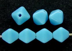 Glasperlen Doppelpyramide vierkantig
 hellblau opak,
 hergestellt in Gablonz / Tschechien