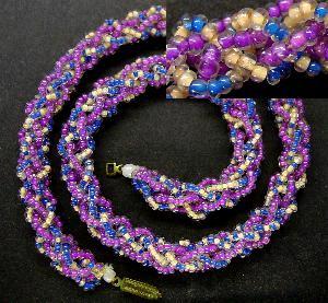 Perlenkette um 1950 in Gablonz/Böhmen hergestellt
 Die Kette besteht aus schönen antiken Rocailles.
 Ein Leckerbissen für Sammler oder als Fundgrube für die Schmuckgestaltung.