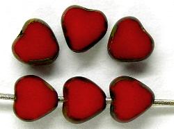 Glasperlen / Table Cut Beads Herzen
 geschliffen 
 rot opak mit picasso finish, 
 hergestellt in Gablonz / Tschechien