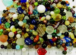 Glasperlen Mix bunt, 500 bis 1000 Glasperlen in verschiedensten Formen. Menge je nach Zusammensetzung der Mischung,
 hergestellt in Gablonz / Tschechien
 