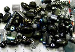 Glasperlen Mix  in schwarz und dunklen Tönen
 500 bis 1000 Glasperlen in verschiedensten Formen. Menge je nach Zusammensetzung der Mischung. 
 